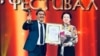 Сыйлык Кыргыз улуттук академиялык драма театрынын директору Асылбек Өзүбековго тапшырылды.