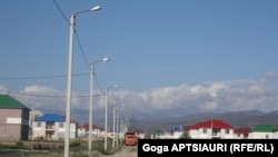 После войны 2008 года в Южную Осетию стали приезжать гастарбайтеры, главным образом, строители из республик Северного Кавказа и среднеазиатских стран
