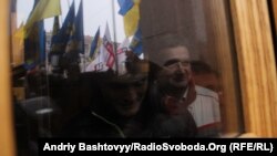 Вхід до будівлі КМДА, заблокований представниками «Свободи» і громадських організацій 