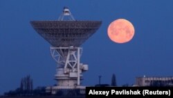 Супермісяць поруч з радіотелескопом РТ70 в селі Молочне неподалік Євпаторії в анексованому Криму, 19 лютого 2019 року