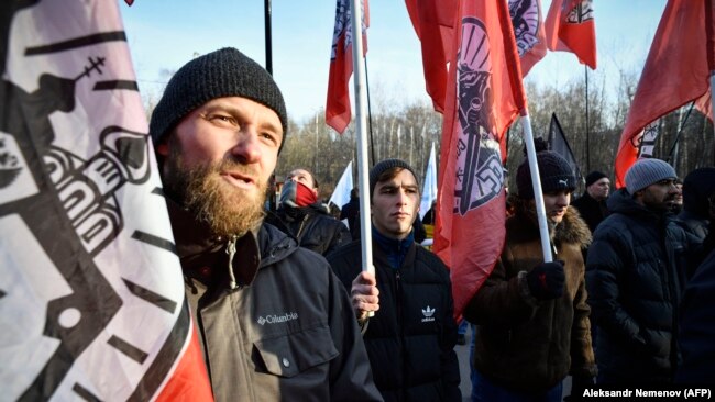 Поклонялись разводам мочи на стене