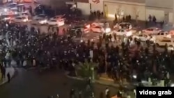 Captură de ecran dintr-un videoclip care arată protestatari pe străzile din Teheran, 8 ianuarie 2026.