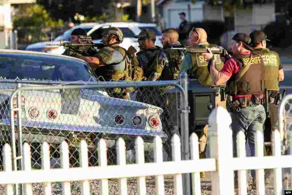 Полицейский спецназ прочесывает дома вокруг места преступления. 2 декабря