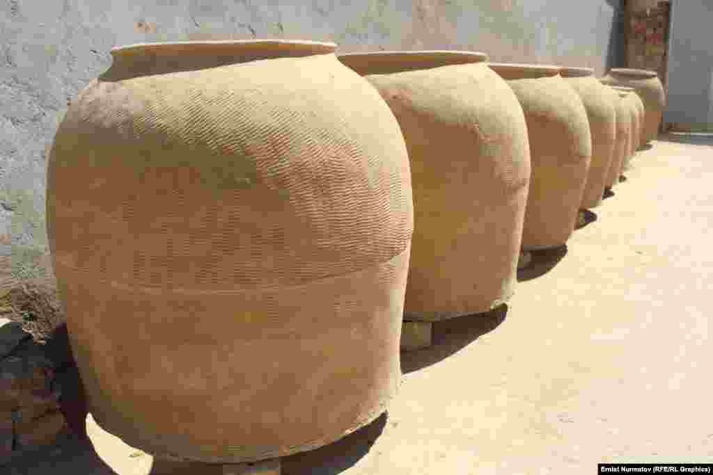 Once formed, the ovens are left in the sun to dry.