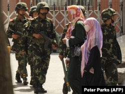 Женщины-мусульманки в Синьцзяне и военные Китая.