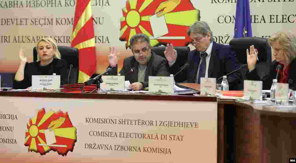 МАКЕДОНИЈА - Се надевам дека надлежните навреме ќе донесат одлука која што ќе не упати како да постапуваме понатаму, која што ќе не упати како да постапуваме понатаму. Се дотогаш ДИК ќе си ја извршува својата работа, изјави денеска претседателот на ДИК Оливер Деркоски по кусата седница на Комисијата.