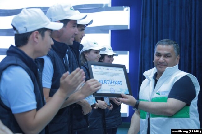 Қаҳрамон Қуронбоев Бўстонлиқдаги семинар иштирокчилари билан. 2018 йил 28-30 май.