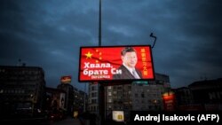 Një pano në Beograd me fotografinë e presidentit kinez, Xi Jinping ku shkruan "Faleminderit, vëlla Xi", prill 2020, Beograd, Serbi.