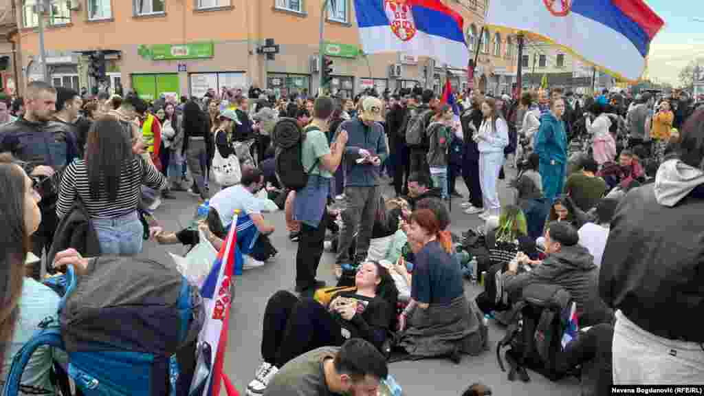 Studenti odmaraju u Batajnici. Nakon šetnje, duge više od sedamdeset kilometara, studenti će se 1. februara pridružiti novosadskim studentima u blokadi tri mosta u tom gradu.