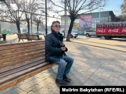 Оралбек Өміров кейде саябаққа келіп, демалып отырғанды ұнатады. Алматы, 27 қараша, 2025 жыл.