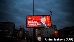 Një pano në Beograd me fotografinë e presidentit kinez, Xi Jinping ku shkruan "Faleminderit, vëlla Xi", prill 2020, Beograd, Serbi.