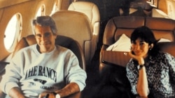 Джэфры Эпштэйн і ягоная сяброўка Гісьлейн Максвэл, асуджаная за гандаль непаўналетнімі дзяўчатамі да 20 год турмы. Дата фота невядомая