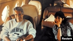 Джэфры Эпштэйн і ягоная сяброўка Гісьлейн Максвэл, асуджаная за гандаль непаўналетнімі дзяўчатамі да 20 год турмы. Дата фота невядомая