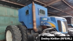 Бронированный трактор, которым пользуются фермеры Павлополя, живущие рядом с линией соприкосновения в Донбассе