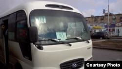 Автобус, принадлежащий автопарку № 3 города Караганды, работники которого проводили забастовку. 7 апреля 2014 года.