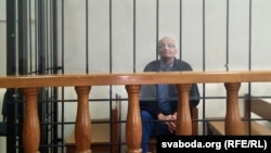 Уладзімер Біткоўскі за кратамі ў судовай залі падчас разгляду апэляцыі на вырак Шклоўскага суду