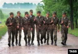 Генерал Олександр Лебідь (в центрі) разом із десантниками. Придністров'я. 1992 рік