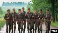 Генерал Александр Лебедь с солдатами-десантниками, 1992
