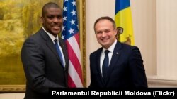 Ambasadorul Dereck J. Hogan și spicherul Andrian Candu