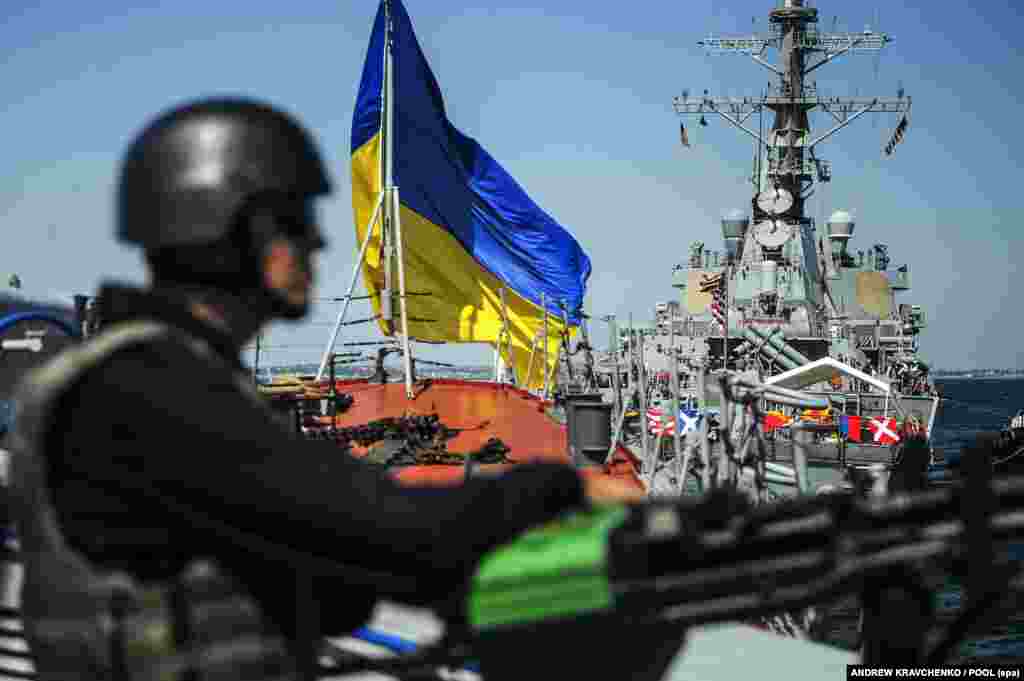 УКРАИНА - Украина соопшти дека не очекува на самитот на НАТО следниот месец да се донесе Акционен план за членство за земјата, бидејќи некои членки на воената алијанса се загрижени дека таквиот потег ќе ја предизвика Русија.