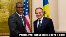 Ambasadorul Statelor Unite Dereck J. Hogan împreună cu preşedintele legislativului Andrian Candu. 7 noiembrie 2018