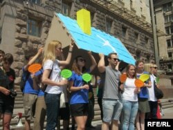 Одна з акцій БФ «Восток-SOS». Київ, 23 червня 2016 року