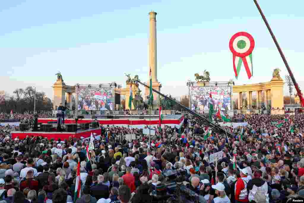 Людей також зібрав Петер Мадяр, лідер опозиційної партії «Тиса». Партія займає обережну позицію щодо України, заявляючи, що виступає проти прискореного вступу Києва до ЄС та що у разі приходу до влади винесе це питання на референдум. Мадяр у фейсбуці назвав провокацією появу величезного українського прапора під час ходи його прихильників 15 березня