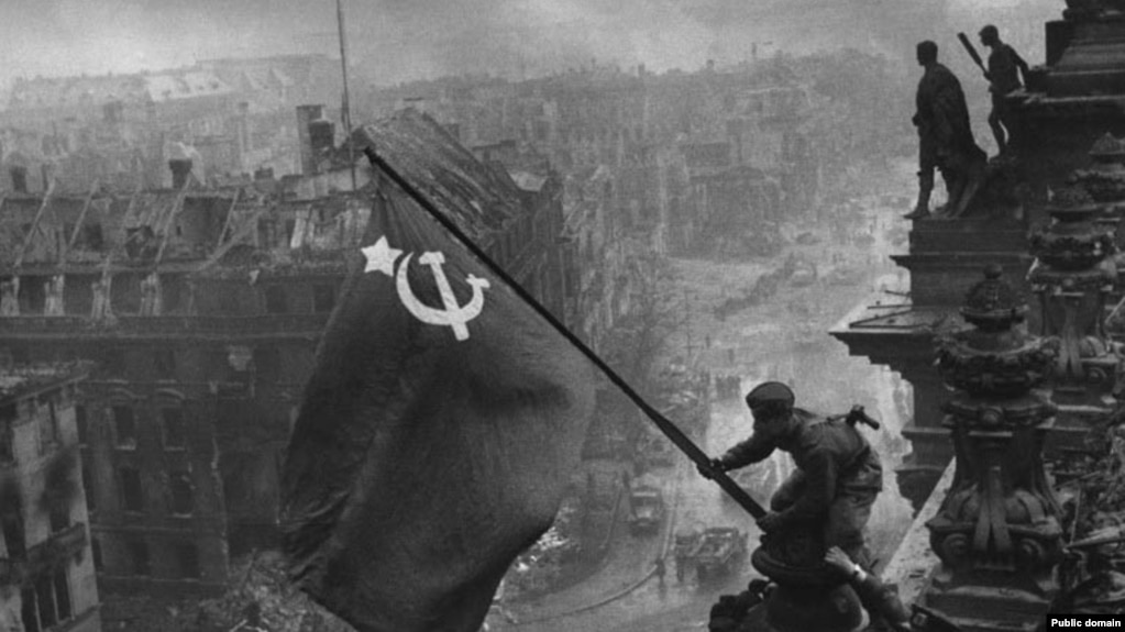 Рейхстаг гөмбәзенә байракны Башкортостанның Мишкә районында туып үскән татар кешесе Гази Заһитов һәм аның иптәшләре куйган