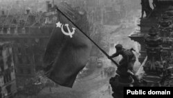 Мелитону Кантария в этом году исполнилось бы 95 лет. Сыновья ушли из жизни вслед за отцом. Дочь Циала с семьей живет в Греции, а внук Мераб – в Москве и каждое лето приезжает с сыновьями в Абхазию