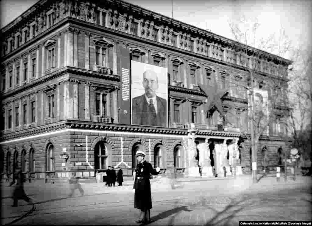 Portrete lui Lenin și Stalin, și Steaua roșie pe Palatul Palais Epstein în 1947. În această clădifre s-a aflat general al sovieticilor în timpul ocupației.