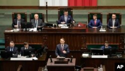A lengyel külügyminiszter a varsói parlamentben 2024. április 25-én
