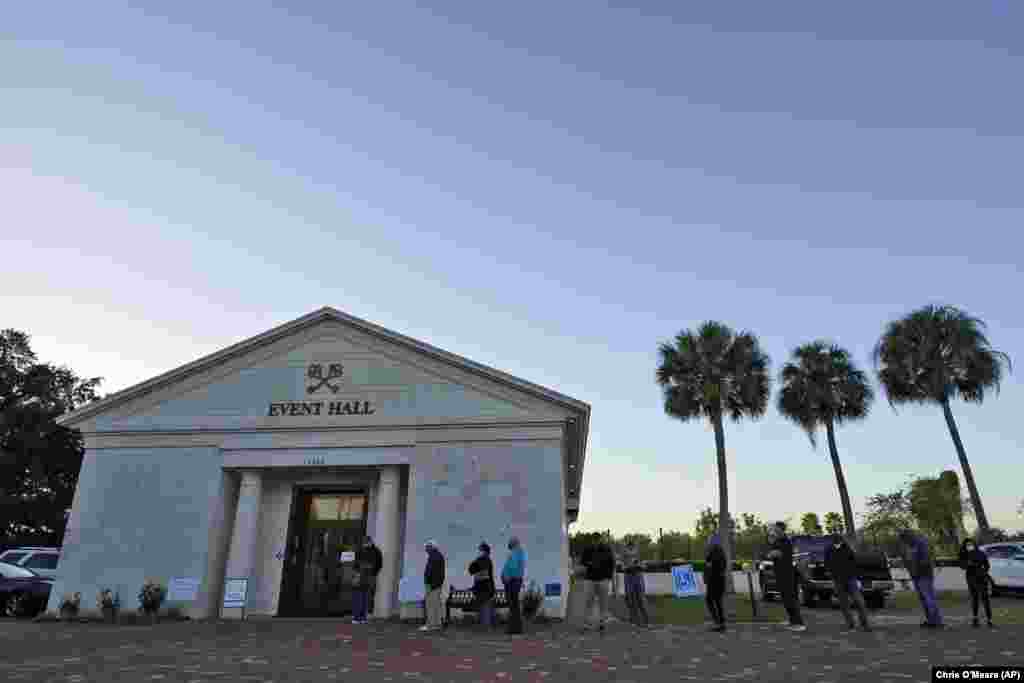 Люди чекають у черзі, щоб проголосувати, при сході сонця в Ріверв&#39;ю, Флорида