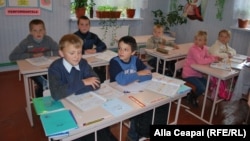 Clasele a 2-a şi a 4-a, şcoala din Izvoare