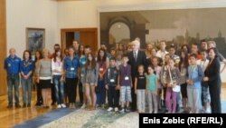 Ivo Josipović sa mladima iz Srebrenice, 16. srpanj 2012.