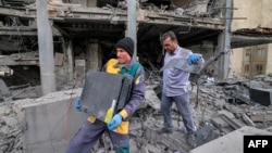 Жыхары Тэгерану пасьля ракетнага ўдару па іранскай сталіцы 29 сакавіка забіраюць кампутарныя сэрвэры і абсталяваньне з будынку, дзе разьмяшчалася сядзіба тэлеканалу Al Araby TV са штаб-кватэрай у Досе