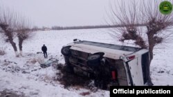 Автобусни янада пастликка ағдарилиб кетишдан тут дарахти сақлаб қолган. Йўл ҳаракати хавфсизлиги бош бошқармаси фотосурати.