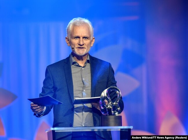 Aktivisti bjellorus për të drejtat e njeriut, Ales Byalyatski, duke marrë çmimin Right Livelihood Award 2020, në Stokholm, më 3 dhjetor 2020.