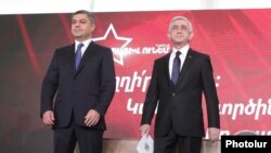 Лидер оппозиционного блока «Честь имею» Артур Ванецян (слева) и бывший президент Армении Серж Саргсян
