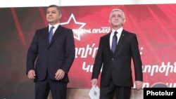 Keçmiş milli təhlükəsizlik naziri Artur Vanetsyan (solda) və keçmiş prezident Serj Sarkisyan bir seçki blokundadırlar 