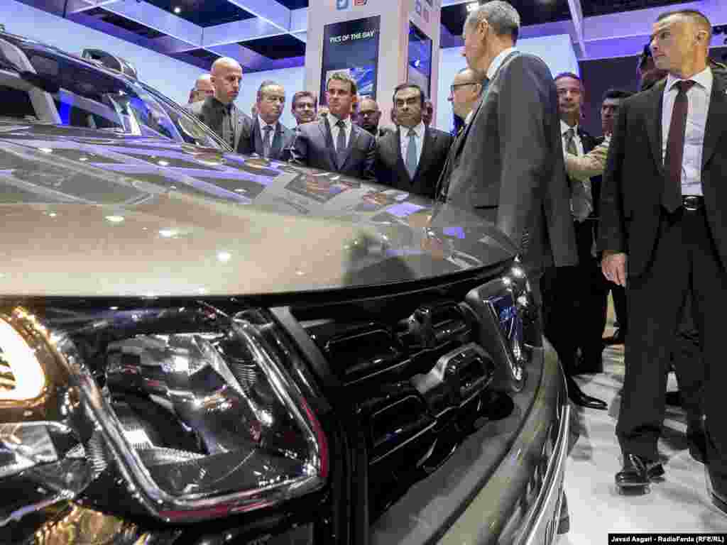 مانوئل والس، نخست وزیر فرانسه به همراه کارلوس گون مدیرعامل گروه رنو نیسان در غرفه شرکت داچیا. داچیا زیر مجموعه رنو هم اکنون ارزان&zwnj;ترین خودروهای بازار اروپا را تولید می&zwnj;کند.