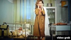 Роль жены главного героя в фильме "Глина - любовь" сыграла эстрадная певица Ademi. Снимок с экрана. Алматы, 17 мая 2017 года.