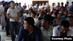 Присутствующие в зале суда по делу о событиях на станции Шетпе. Актау, 21 мая 2012 года.Фото предоставлено блогером Диной Байдильдаевой. 