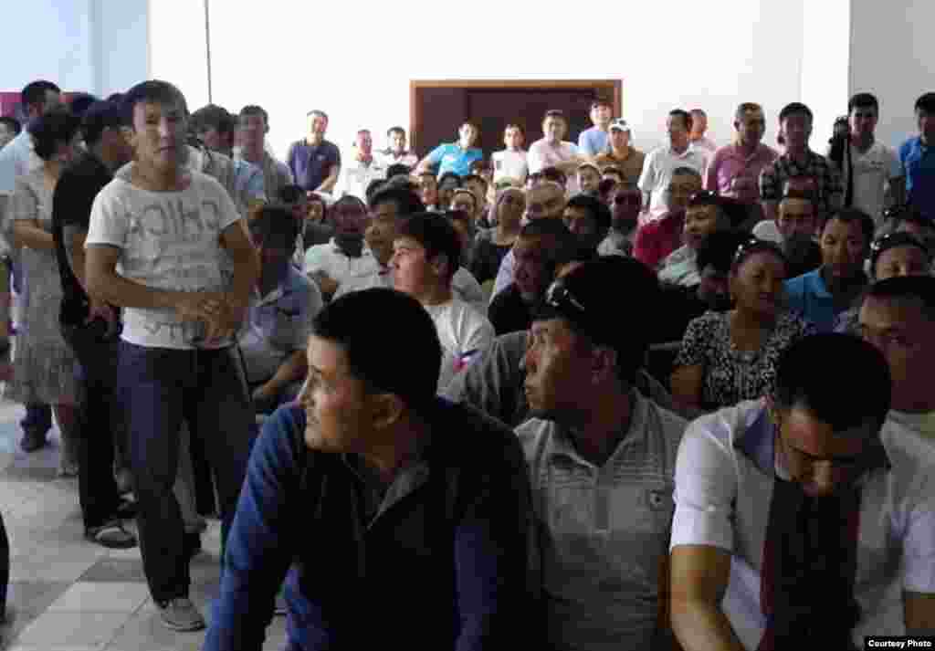 2011 жылы желтоқсанның 17-сі Шетпе станциясында жаңаөзендіктерді қолдаған тұрғындар мен полиция арасында қақтығыс болып, ресми ақпарат бойынша, бір адам қаза тауып, оншақты адам жараланған. Сот үкімі бойынша, төрт адам түрме жазасына кесіліп, бір азамат шартты жаза алған болатын. Суретте: Шетпедегі оқиғаға қатысты сот үкімін естуге келген жұрт. Ақтау, 21 мамыр, 2012 жыл.