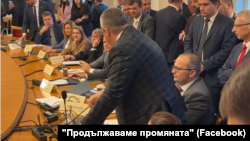 Байрам Байрам (в гръб) опитва да изтръгне микрофоните на Асен Василев и Венко Сабрутев.