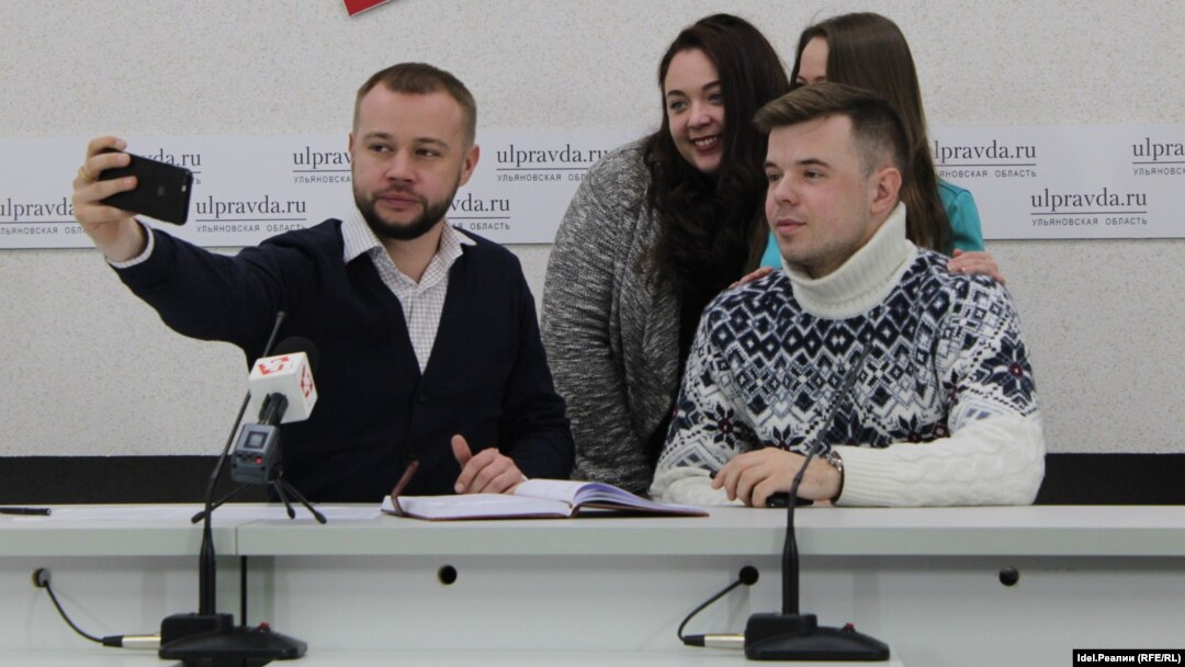 Президент ассоциации "Люди дела" Николай Солодовников и активисты проекта "Голосовач"