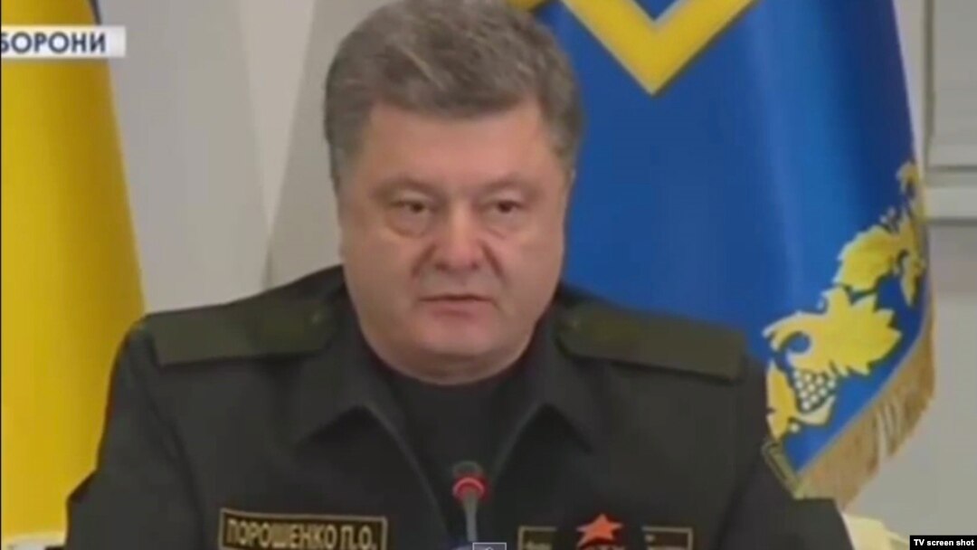 Петр Порошенко ок атууну токтотуу боюнча буйрук берип жаткан учуру. 