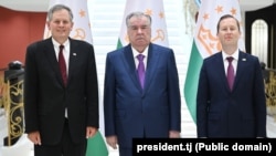 Эмомалӣ Раҳмон (байн), раисҷумҳури Тоҷикистон бо Серҷио Гор (рост), фиристодаи вижаи президенти Амрико барои Осиёи Марказӣ ва Ҷанубӣ ва Стив Дейн (чап), сенатори ҷумҳурихоҳ