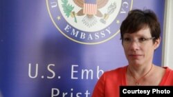 Американската амбасадорка во Косово Трејси Џејкобсон.