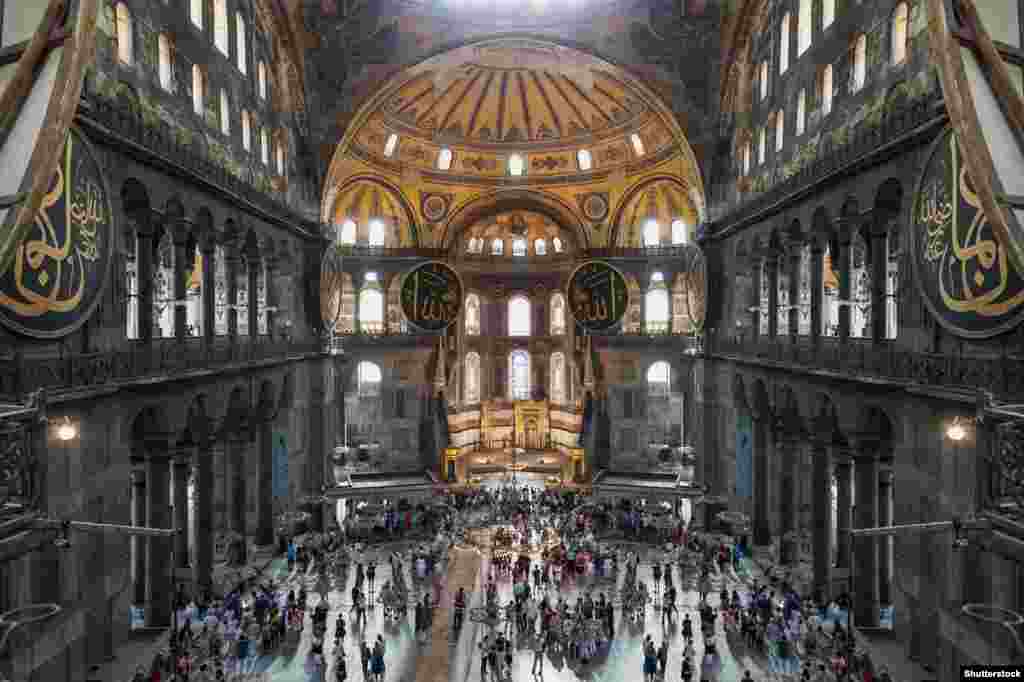 Hagia Sophia, în zilele noastre.&nbsp; În cadrul alegerilor din Turcia din martie 2019, Erdogan le-a spus susținătorilor: &bdquo;După alegeri vom schimba numele Hagiei Sophia din muzeu în moschee&rdquo;.