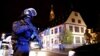 Полицейский в окрестностях места нападения в Страсбурге